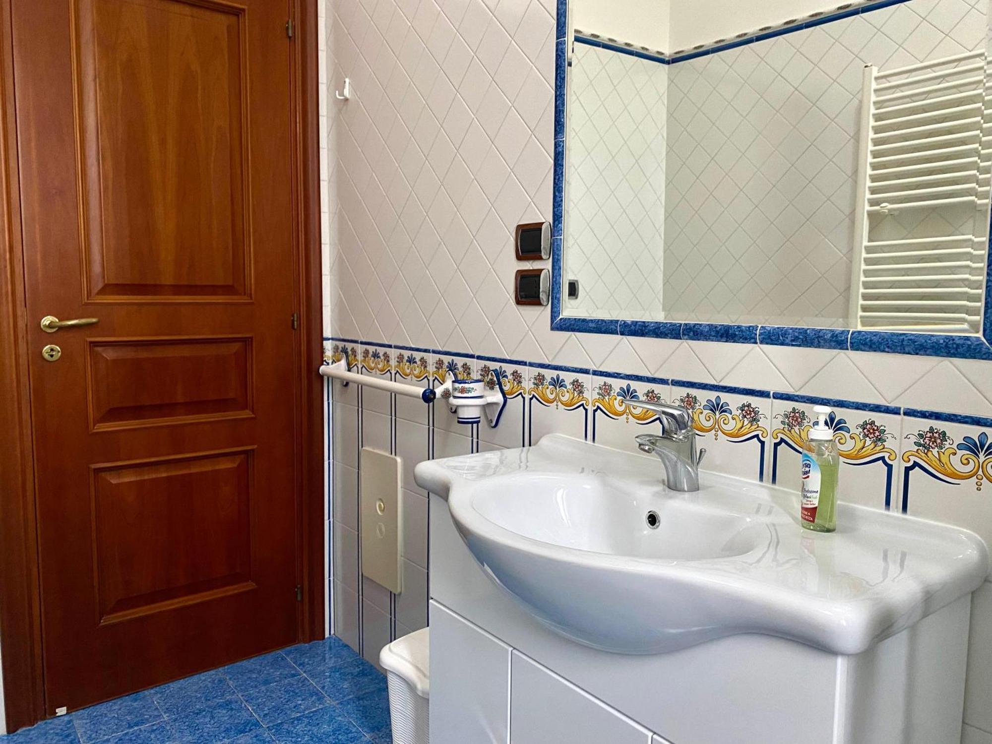 A Casa Di Don Peppino Apartment Salerno Luaran gambar